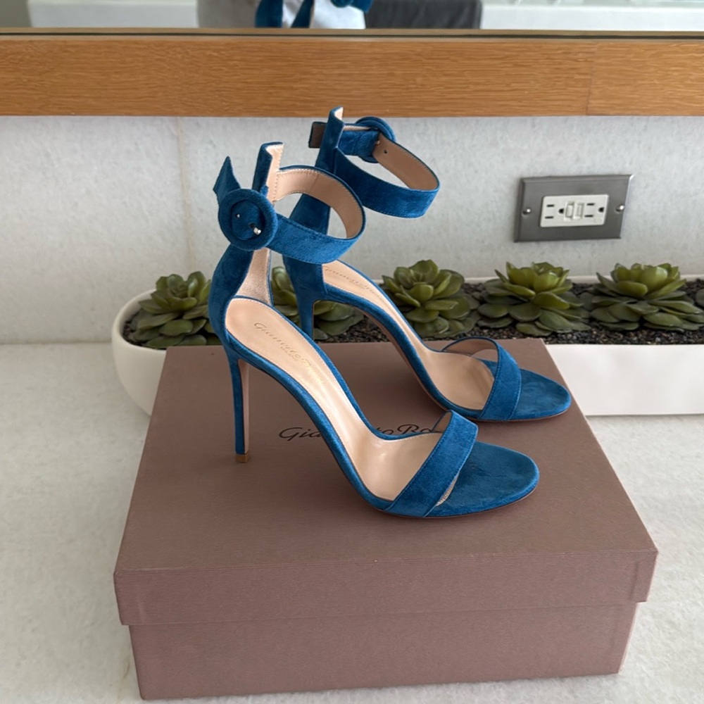 Gianvito Rossi Portofino heels